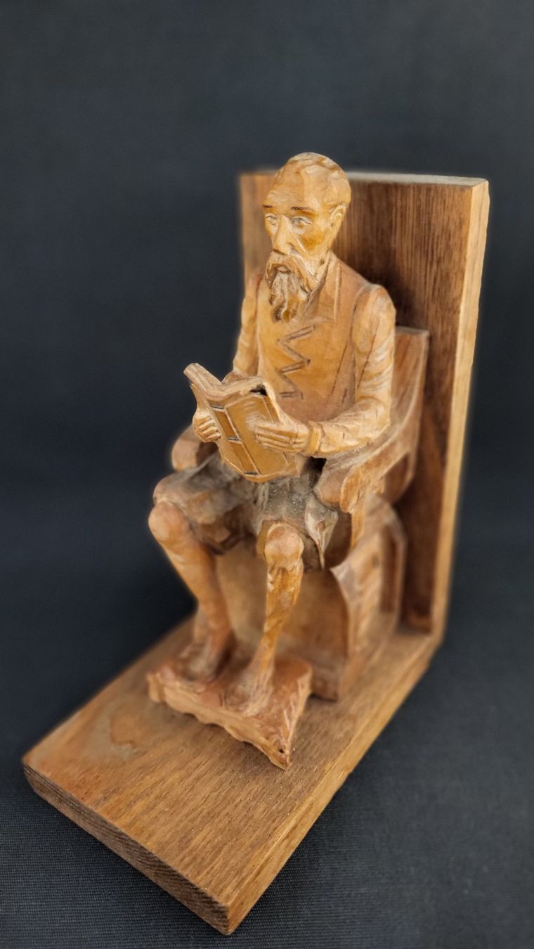 Statuette: Bücher-Stütze LESENDER MANN aus Holz – Usato da Basel venduto da spinne02