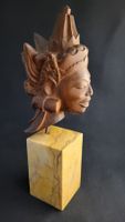 Holzskulptur asiatisch auf Marmorsockel
