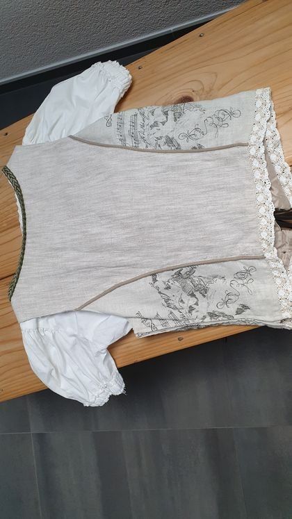 Top: Dirndl-Oberteil mit Bluse – Usato da Wagerswil venduto da flagge 1