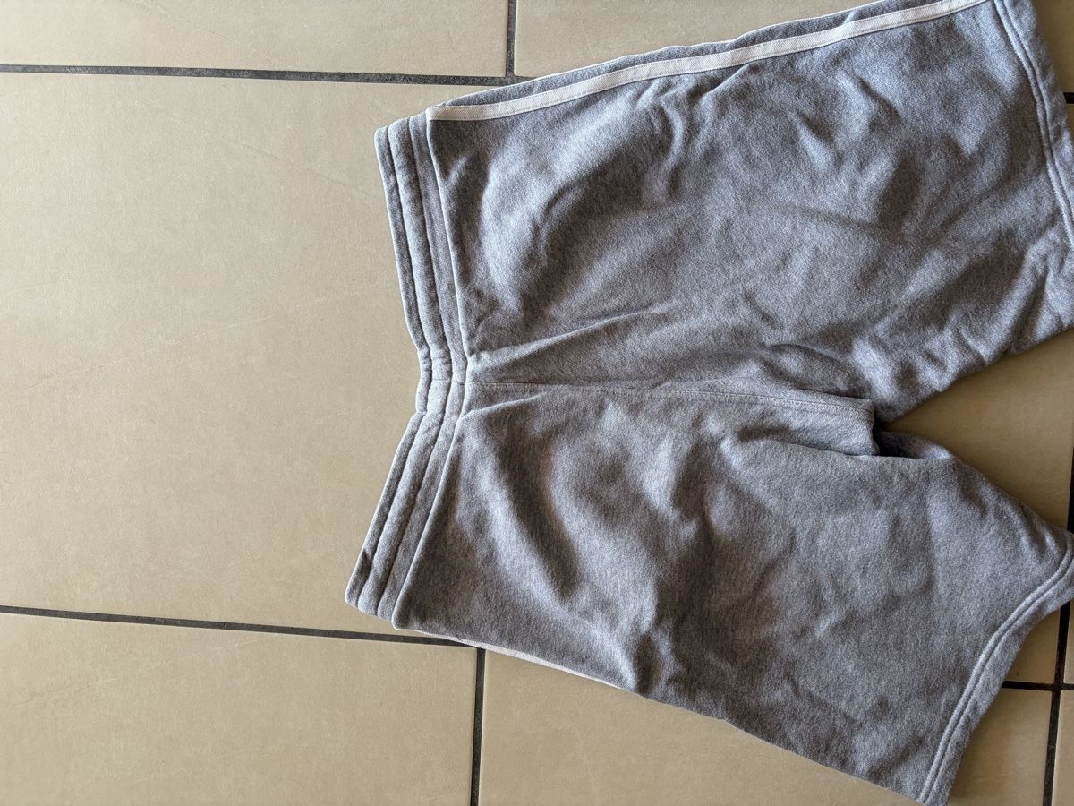 Adidas Pantalons: Short Adidas gris – D'occasion à Ecublens VD par ver_z698