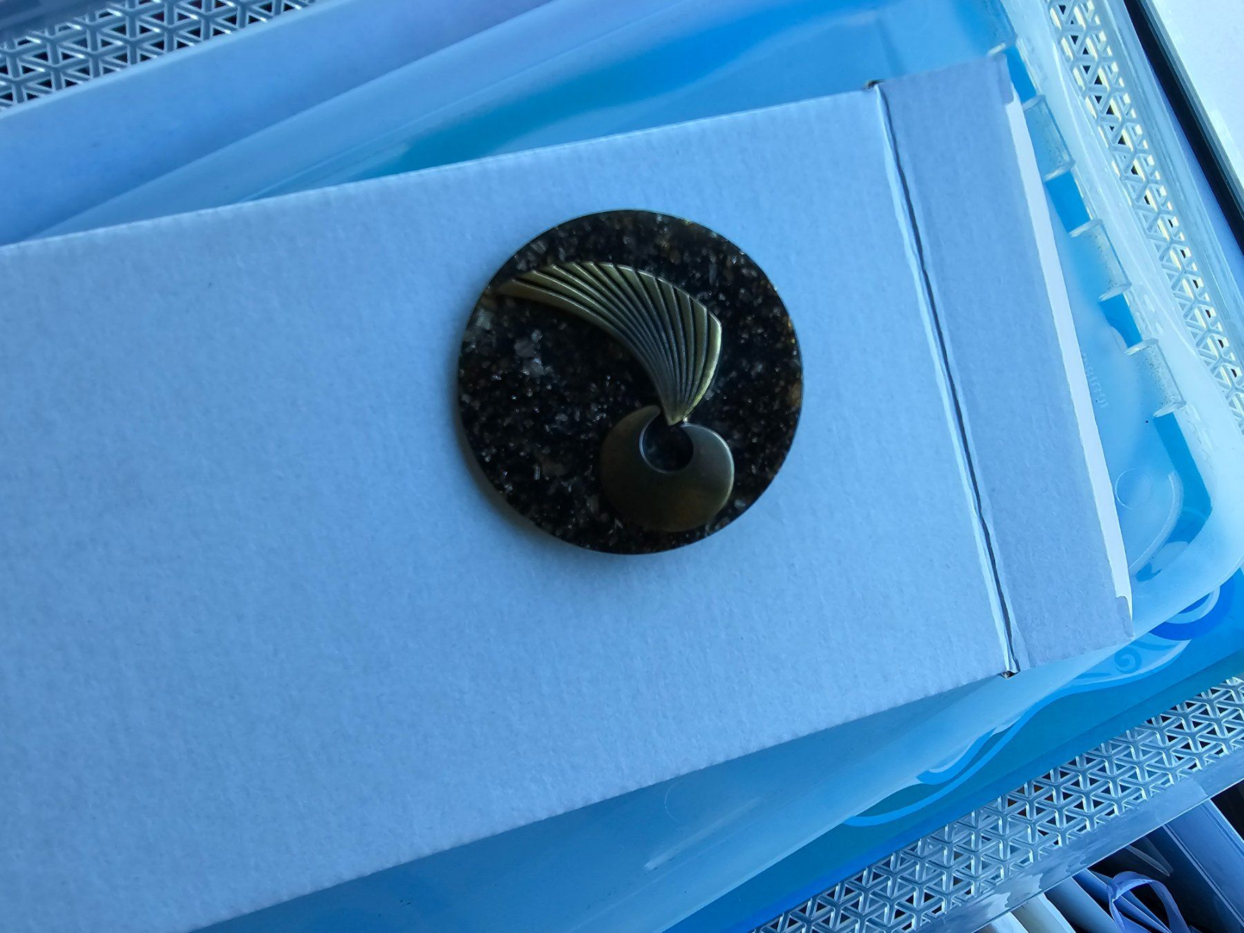 Broschen & Nadeln: Vintage runde Brosche aus Plexiglas & Messing Handarbeit – Gebraucht aus Münchenbuchsee von babilibern 8
