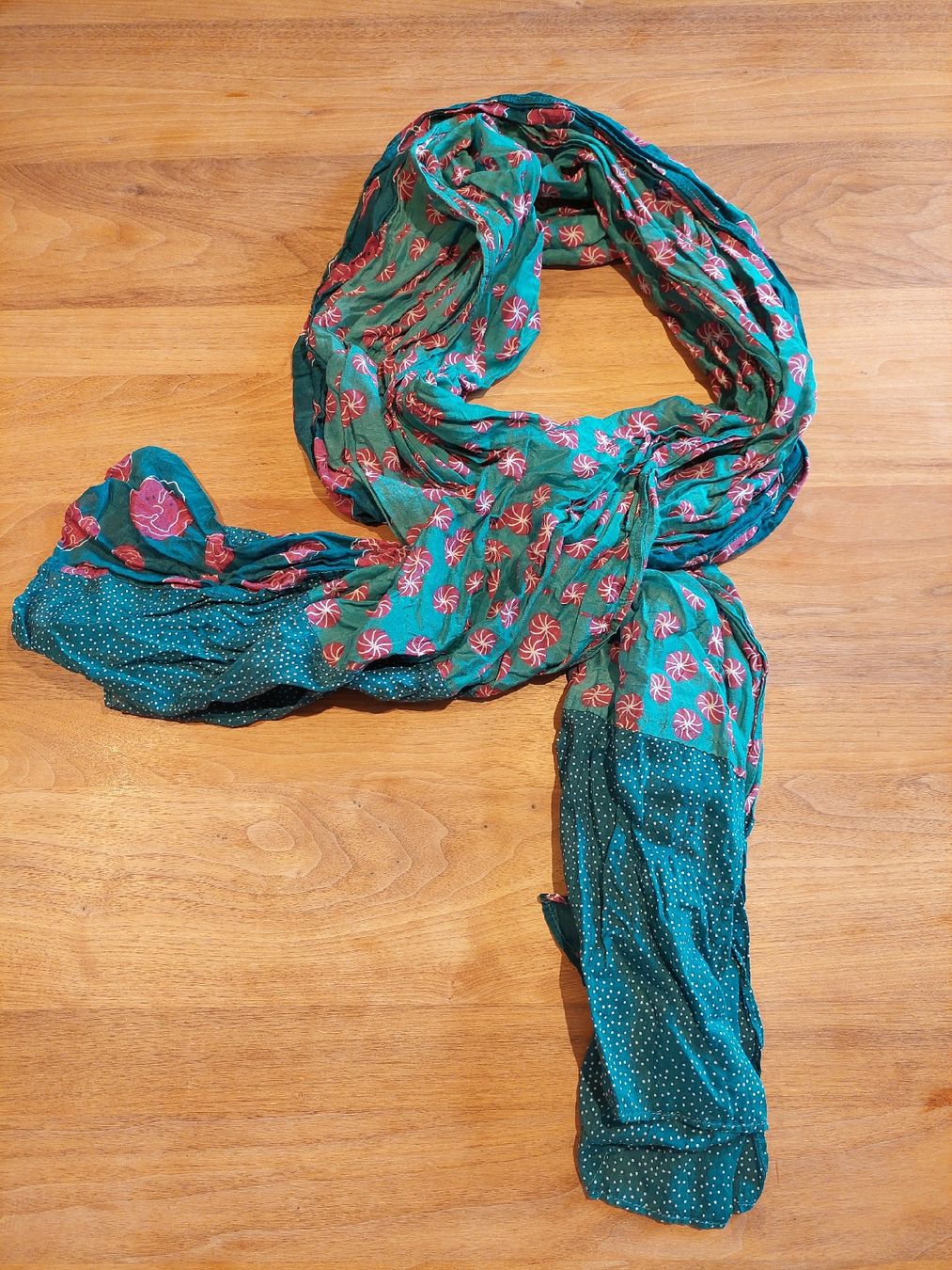 Foulards, Tücher & Schals: Spezieller Schal im Crinkle-Look – Gebraucht aus Brunnen von Livianda