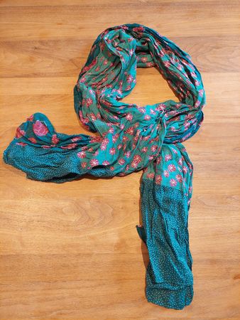 Spezieller Schal im Crinkle-Look
