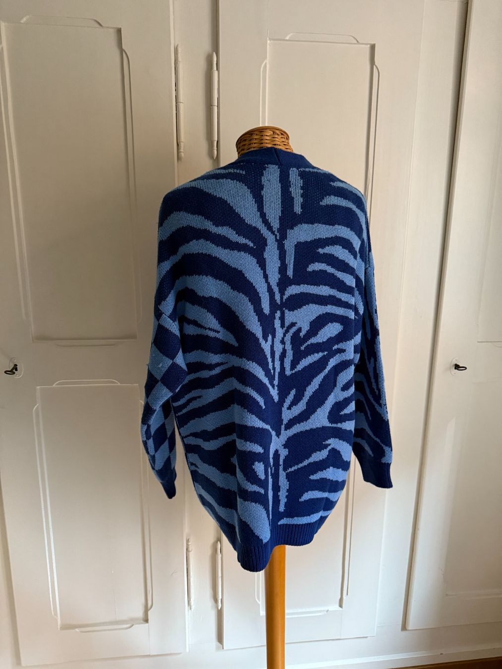 Asos Giacche: ASOS - Strickjacke Cardigan blau gemustert 38 – Usato da Zürich venduto da Diazaio 2