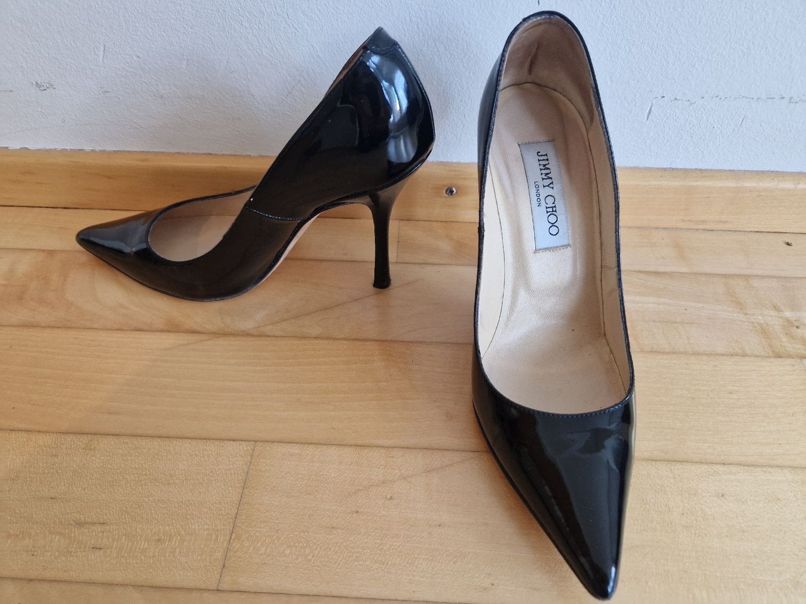 Jimmy Choo Damenschuhe: Wunderschöne Jimmy Choo Stilettos, Lackleder schwarz – Defekt aus Zürich von Margherita_90 1