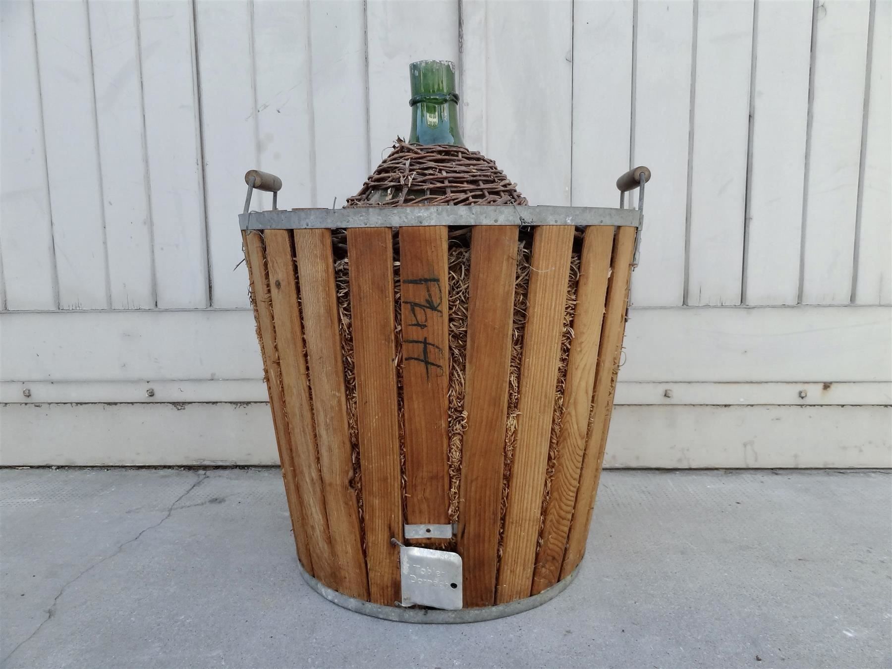 Bottiglie: alte sehr grosse Korbflasche Holzkorb – Nuovo e nell'imballaggio originale da Kerzers venduto da Flaschenposten