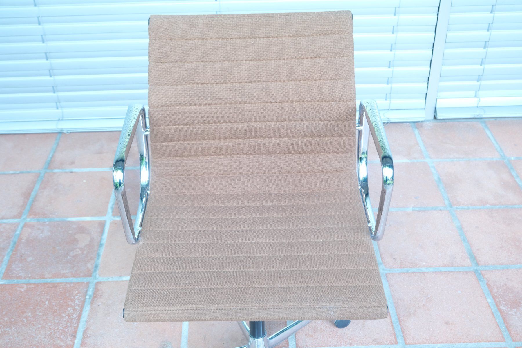 Vitra Poltrone: Vitra Eames Aluminium Office Chair EA 117 – Usato da Bern venduto da secondchoice 1
