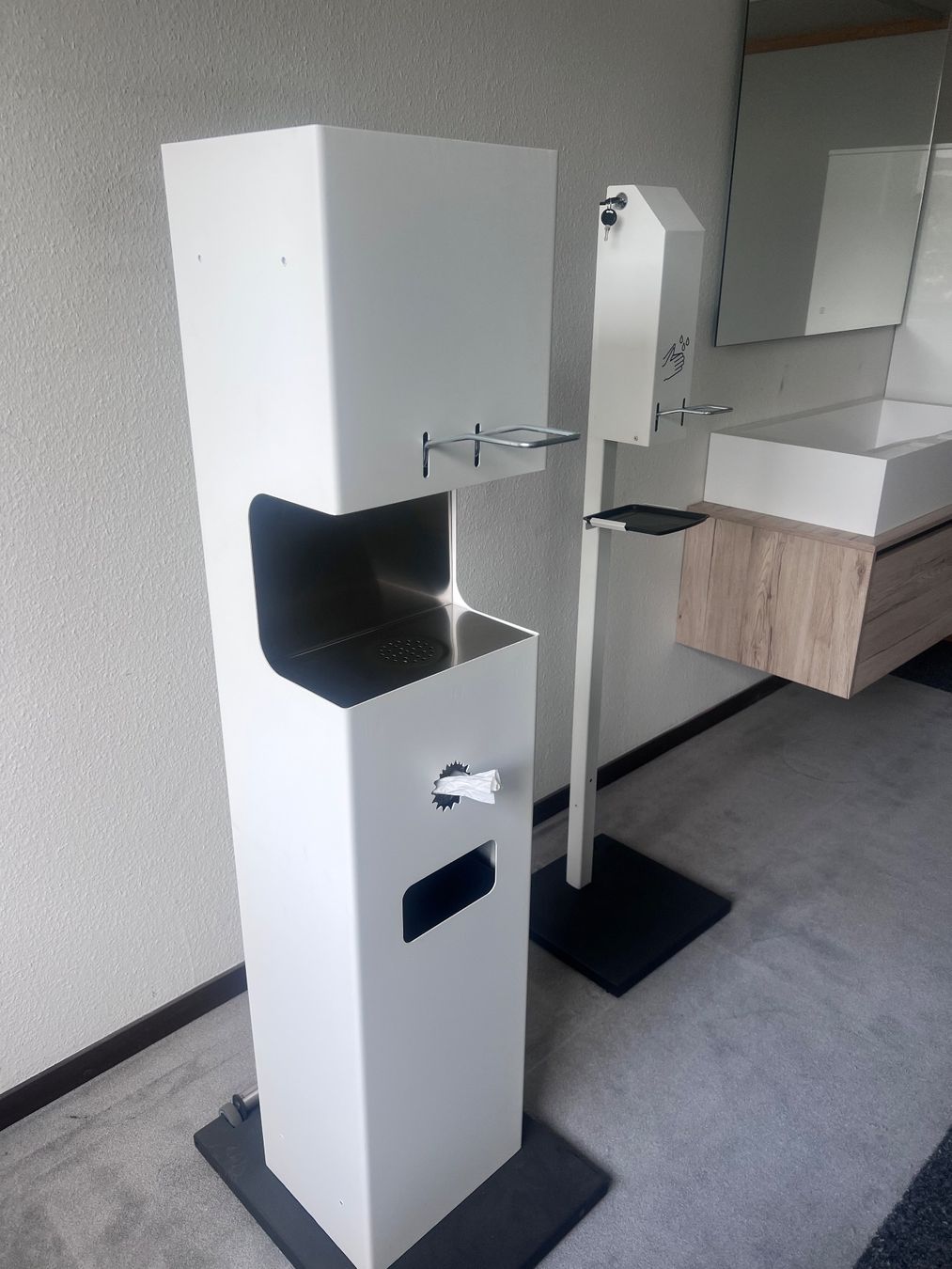 Altro in Decorazioni & Accessori: Desinfektionsständer mit Papiertuchspender & Abfalleimer – Nuovo (secondo la descrizione) da Reinach BL venduto da tba_2gyj