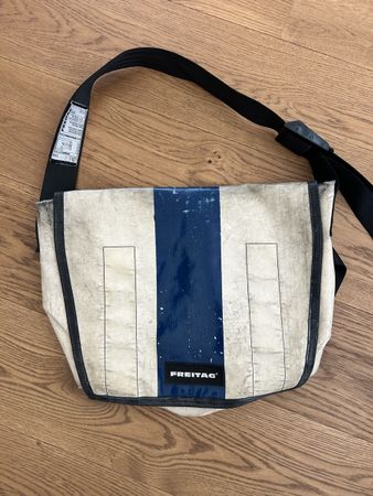Sac bandoulière Freitag modèle Sabrina blanc bleu usagé