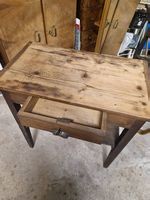 Vintage-Holztisch / alter Beistelltisch mit Schublade