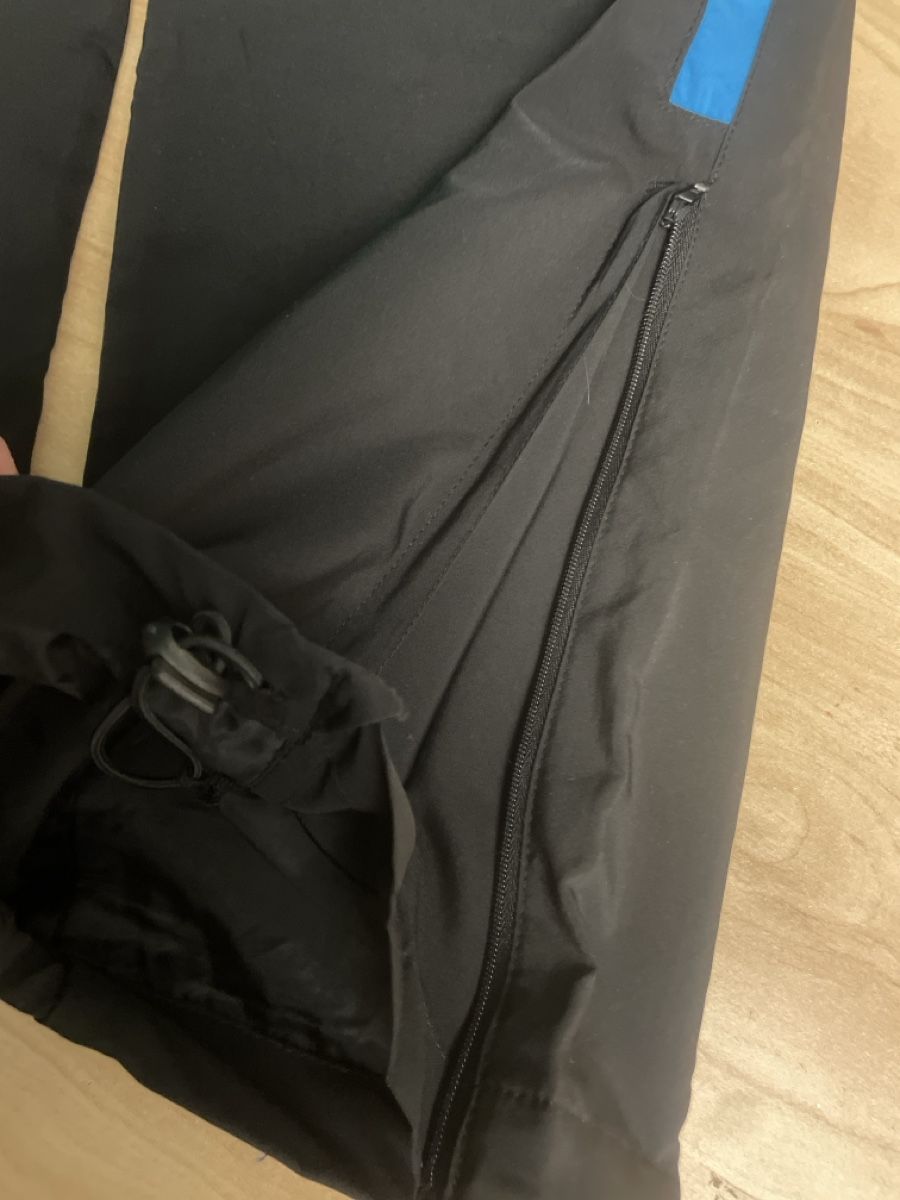 Erima Pantaloni: Neue Erima Trainingshose, Schwarz/Blau, Gr. 152 – Nuovo (secondo la descrizione) da Obergerlafingen venduto da cabo4 1