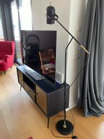 Set : Fernsehmöbel und Stehlampe - NP zusammen 548 Fr.