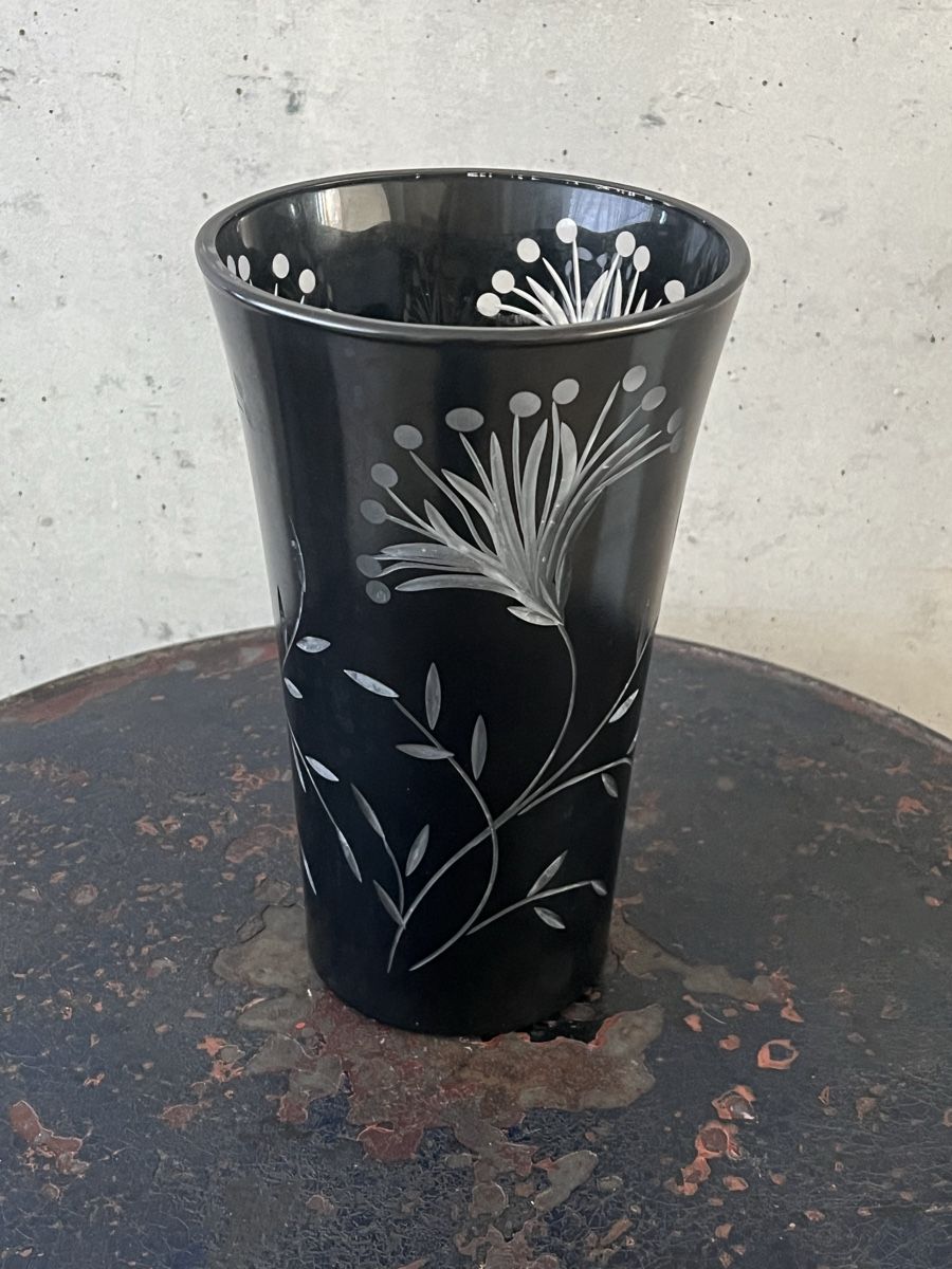Vasi & Recipienti: Antike Glasvase mit eingeschliffenen Blumen – Usato da Wabern venduto da La-Vitrine 2