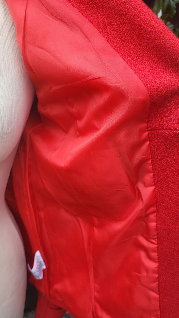 Vestes: Veste rouge  – D'occasion à Fribourg par VictoriaShop7 3