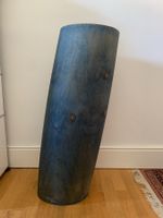 Minimale Holzskulptur blau