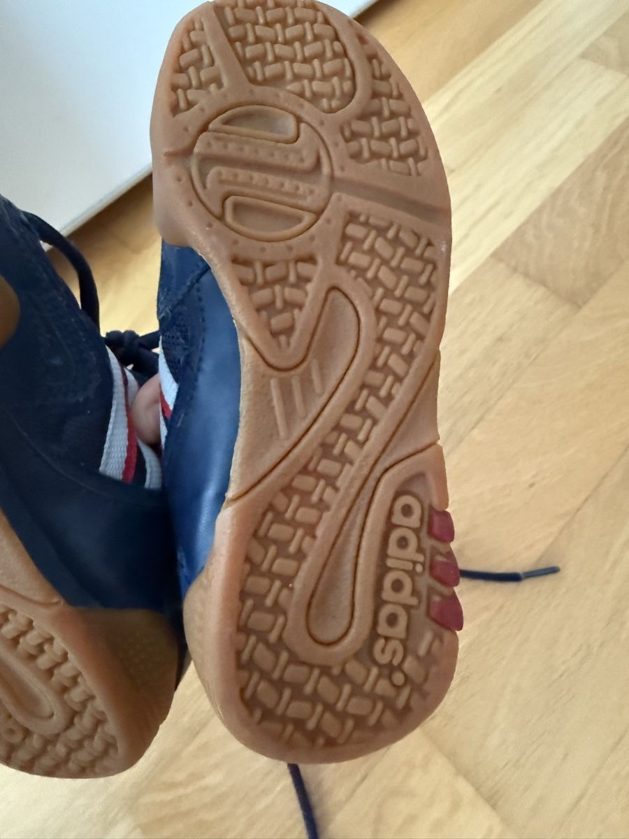 Adidas Scarpe per ragazzi: wenig getragener adidasschuh 30 – Usato da Rotkreuz venduto da SpitfireSG 1