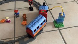 LEGO DUPLO 10507 – Eisenbahn / Zug mit Schienen & Bahnhof