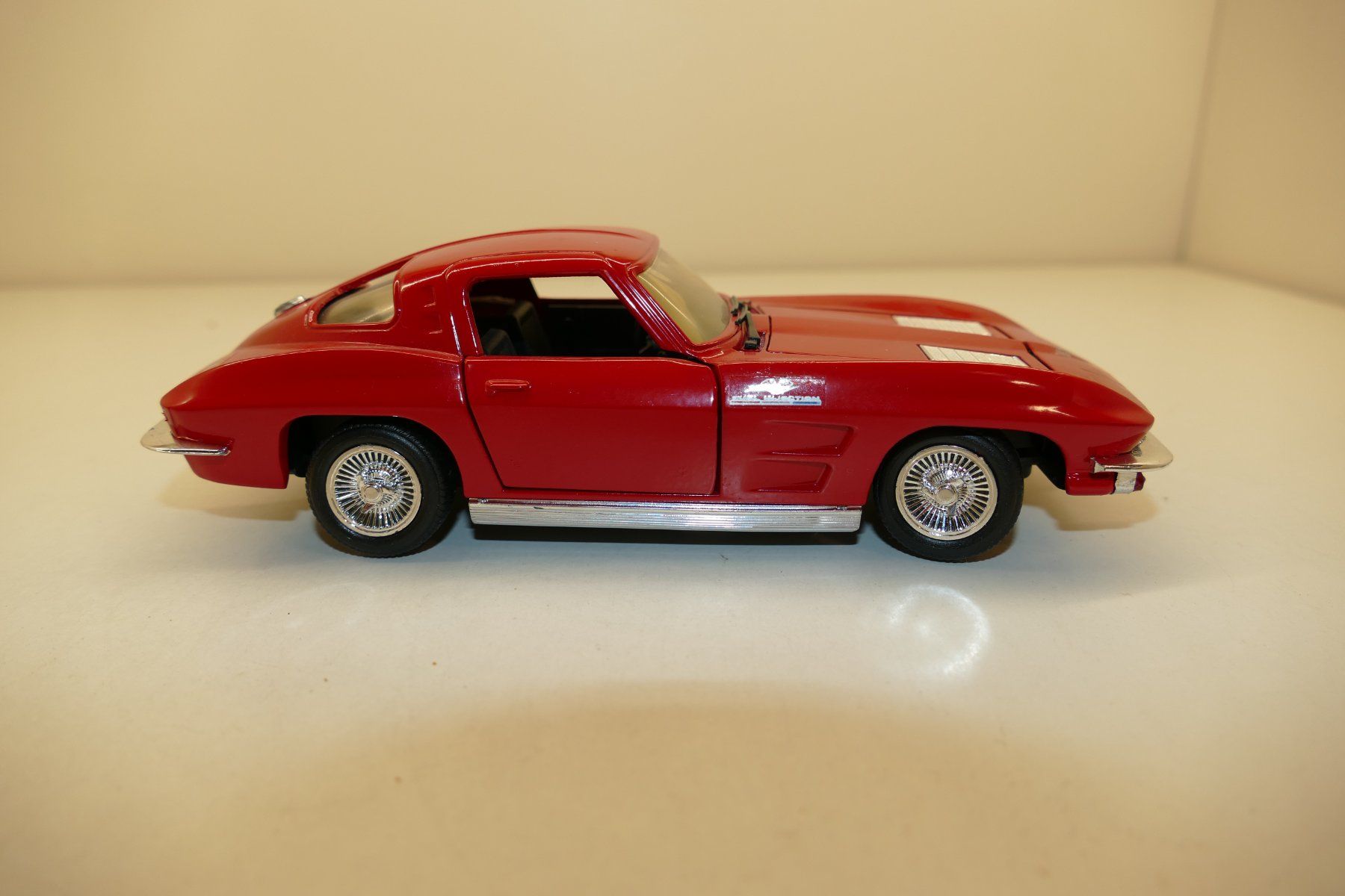 Revell Modellini d'auto: Revell 1:24: Corvette Stingray – Usato da Niederhasli venduto da rail-duerst 2