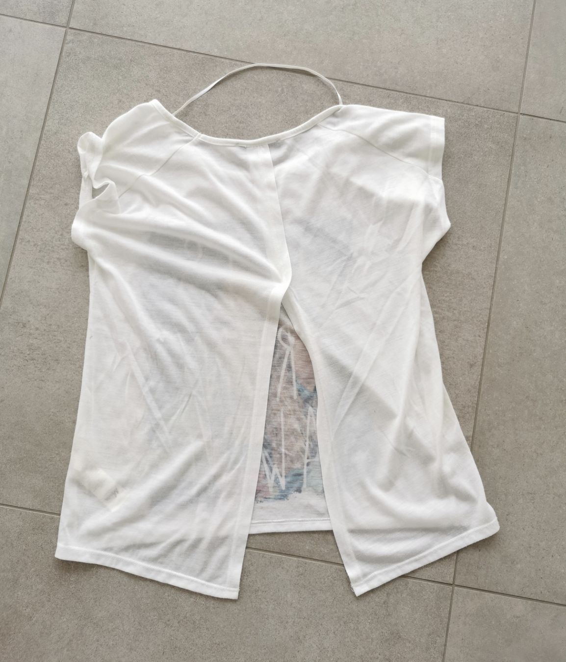 Camicette, T-shirt & Top: T-shirt avec ouverture derrière taille unique – Usato da Longirod venduto da DigiSmart 1