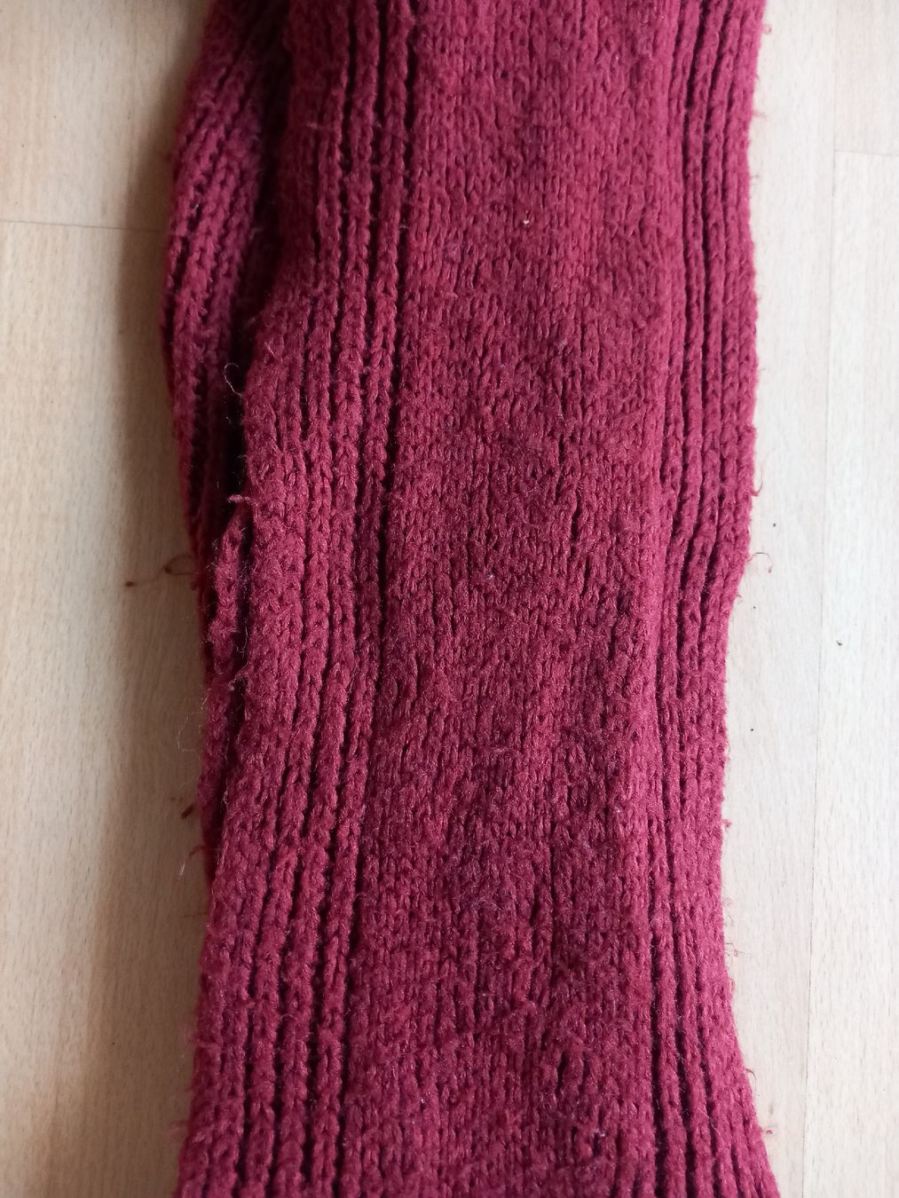 Foulards, Tücher & Schals: Écharpe tricotée bordeaux – Gebraucht aus Faoug von per_kp6r 2