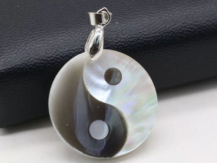 Anhänger: Amulett/Anhänger Yin und Yang mit Perlmutt – Neu und originalverpackt aus Gams von Mariawicca