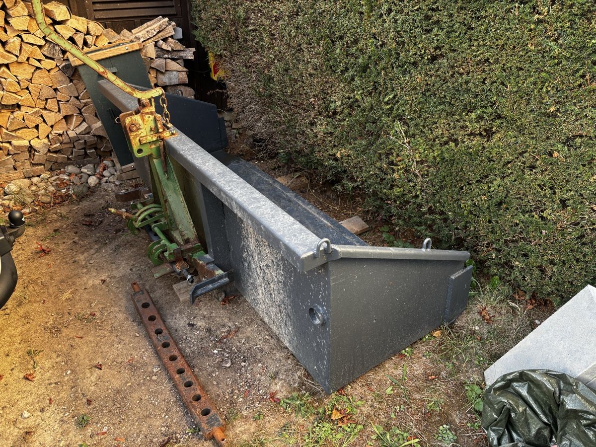 Accessori Trattori &Veicoli agricoli: Traktor Kippschaufel – Usato da Wettingen venduto da Volltreffer10.2 3