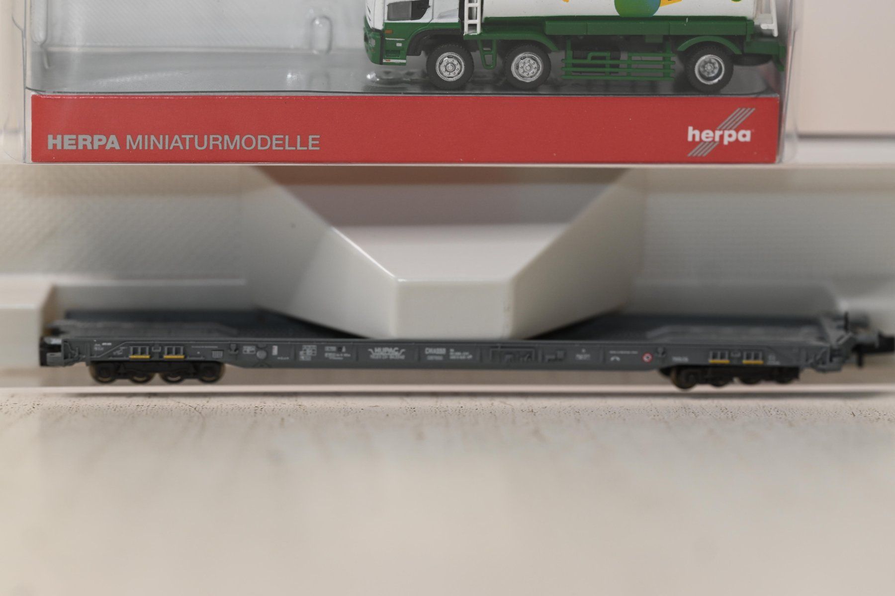 Fleischmann Modellini di ferrovie: Hupac  Jomo LKW  Fleischmann Spur N mit OVP – Usato da Laupen ZH venduto da Zmoewe 1