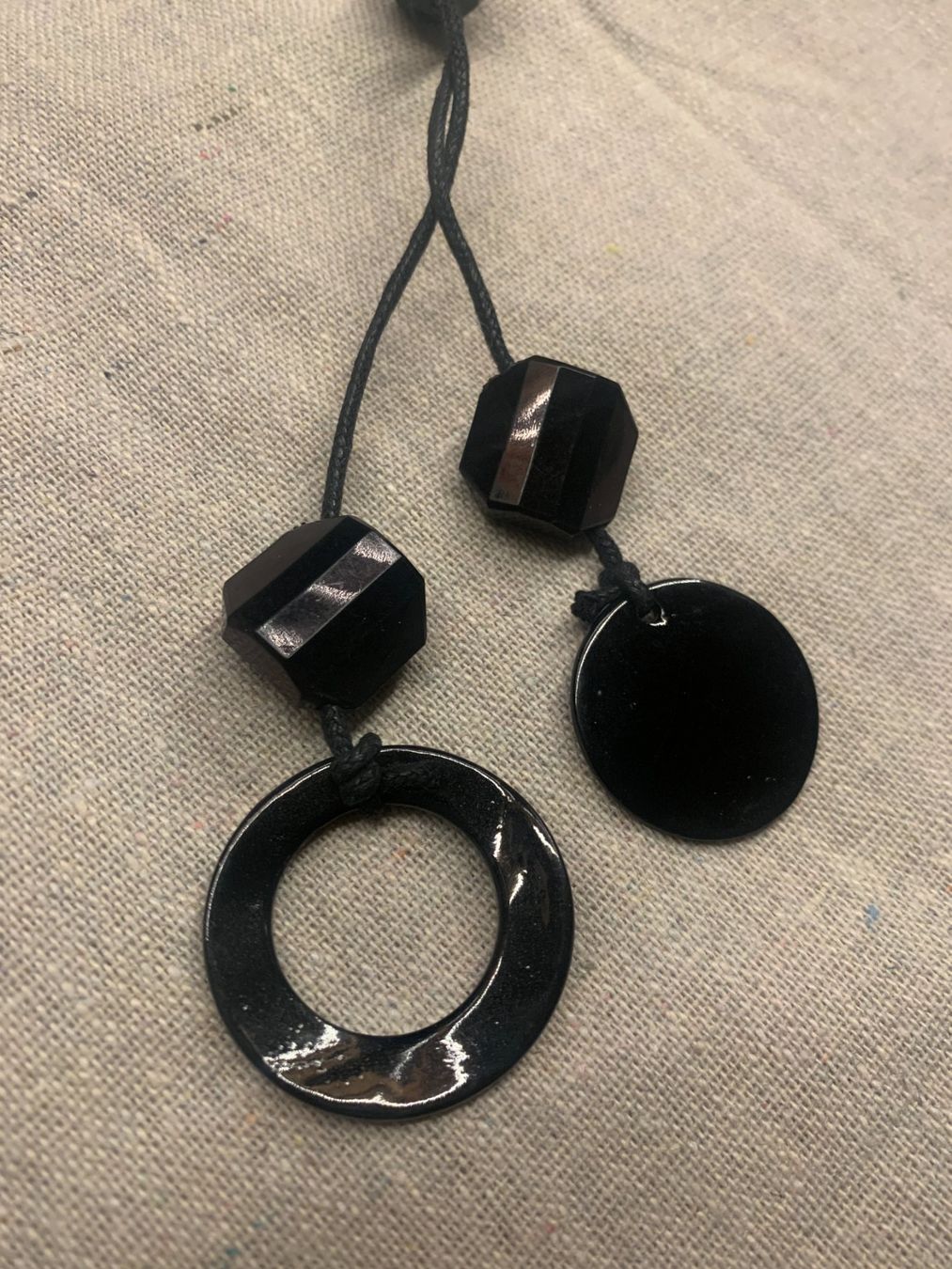 Catenine: Schwarze lange Perlenkette – Usato da Chalais venduto da Decoarts.art 2