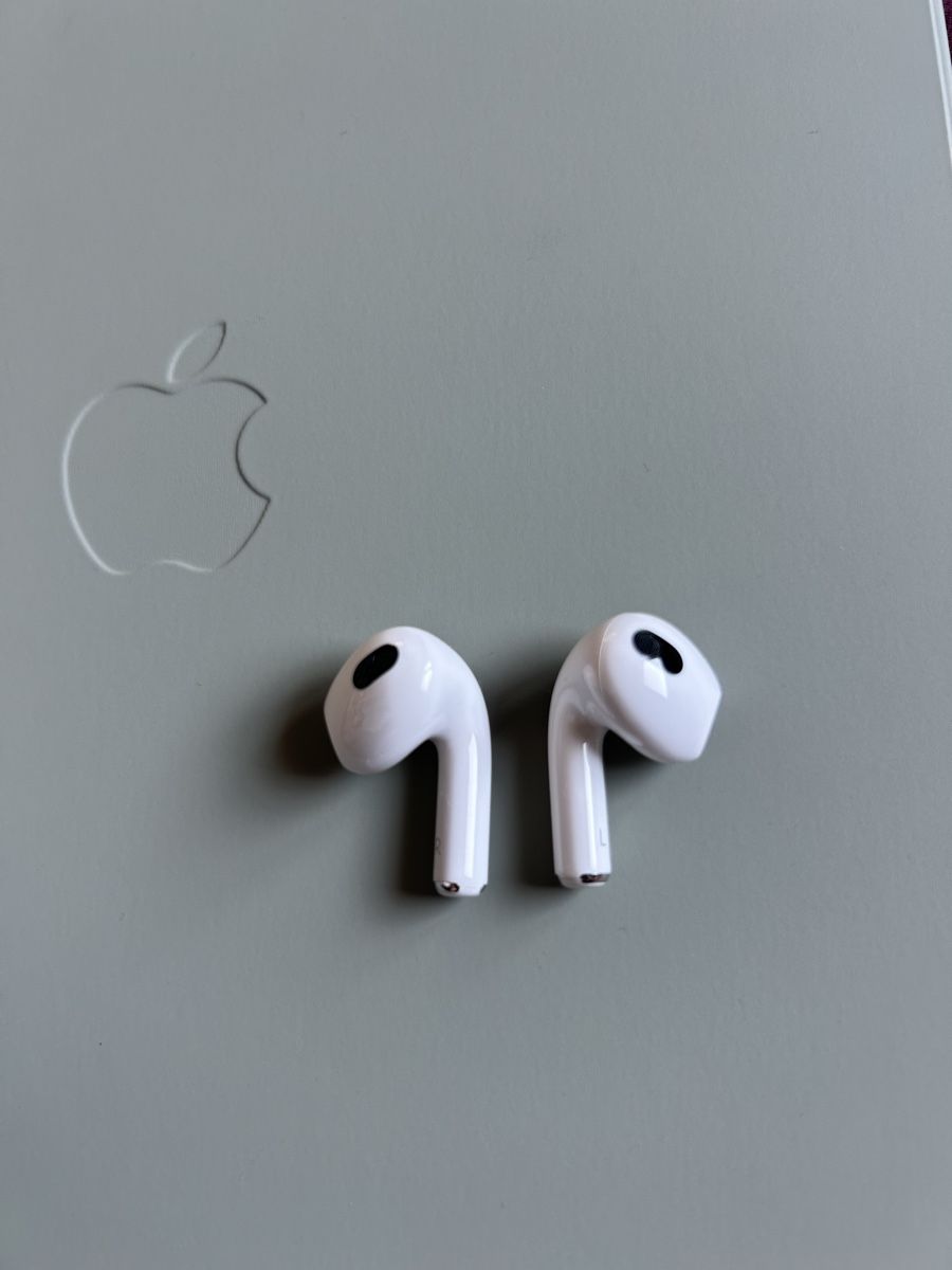 Apple Casques audio: AirPods (3. Generation) 2021 – D'occasion à Basel par lenarrari 1