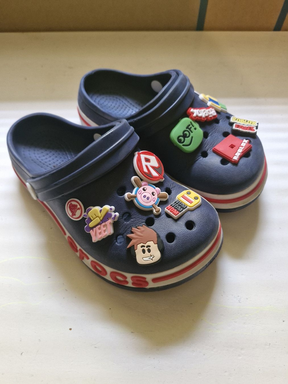 Scarpe per ragazzi: Clogs Grösse 31 dunkelblau mit Roblox-Anhängern – Usato da ebmatingen venduto da wady25x26x 1
