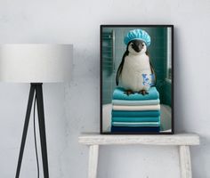 Pinguin im Badezimmer, lustige Tiere. Premium Poster Deko