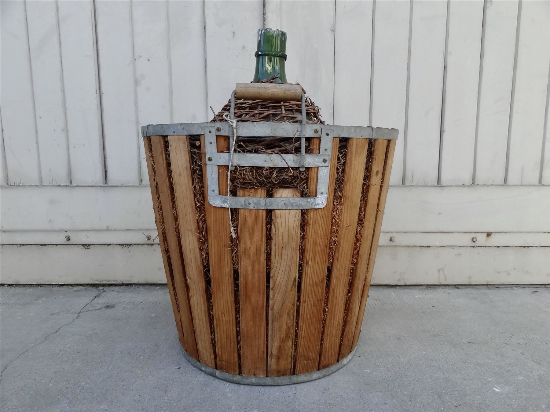 Bottiglie: alte sehr grosse Korbflasche Holzkorb – Nuovo e nell'imballaggio originale da Kerzers venduto da Flaschenposten 5