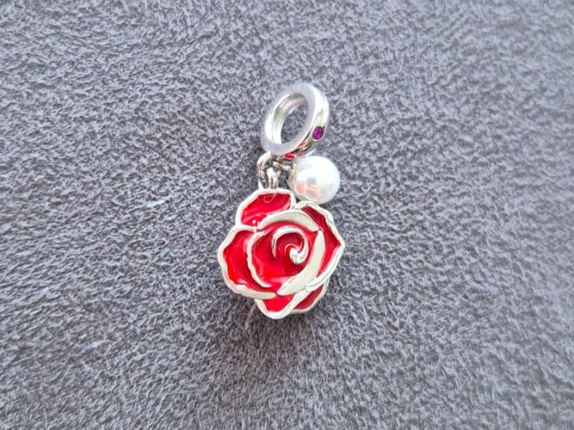 Ciondoli: Charm Rose mit Perle +Garantie – Nuovo (secondo la descrizione) da Rotkreuz venduto da Carbone_Bijou-Shop