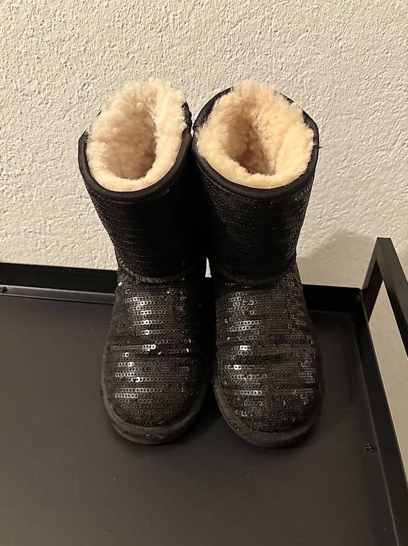 Chaussures garçon: Bottes UGG sequins noirs 30 – D'occasion à Echallens par warnioc 1