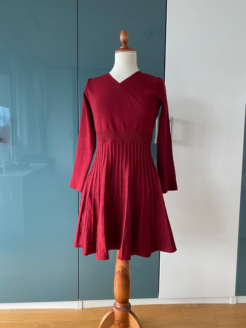 Vestiti: Dunkelrotes Strickkleid Größe M – Usato da Dübendorf venduto da Levintreyer