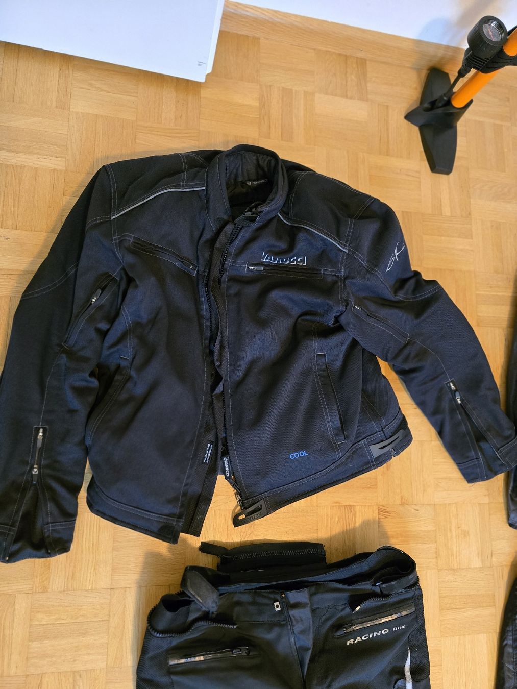 Vanucci Lotti di vestiti: Vanucci Motorrad Kombi 2 teile – Usato da Riehen venduto da lor_99g9 2