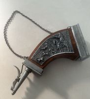 Historisches Pulverhorn Jagd  Holz & Metall Relief