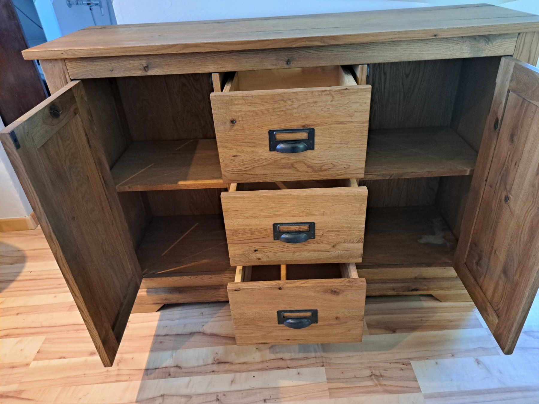 Cassettiere: Sideboard aus Eichenholz mit drei Schubladen massiv – Usato da Mühleberg venduto da bri. 2