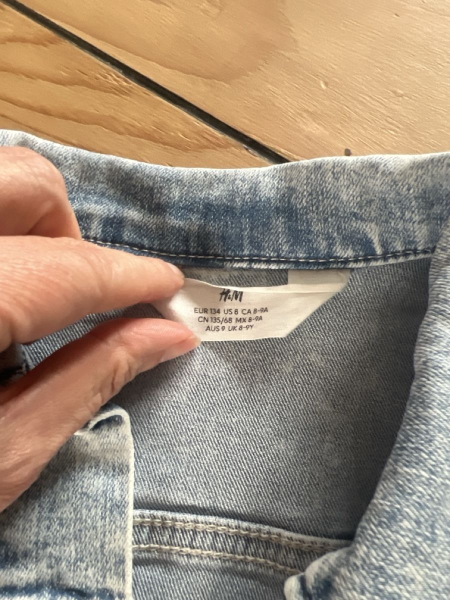 H&M Giacche & Cappotti: Helle Jeansjacke in 134 – Usato da Allschwil venduto da Fabienne0124 1