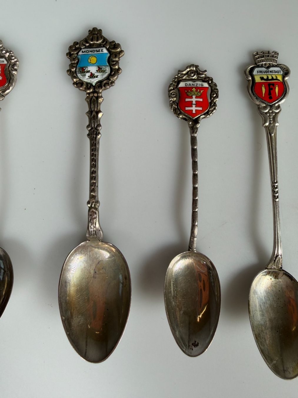 Cucchiai: 7 Andenkenlöffel aus Silber 800 & 835 – Usato da Basel venduto da IRMAundFRED 2