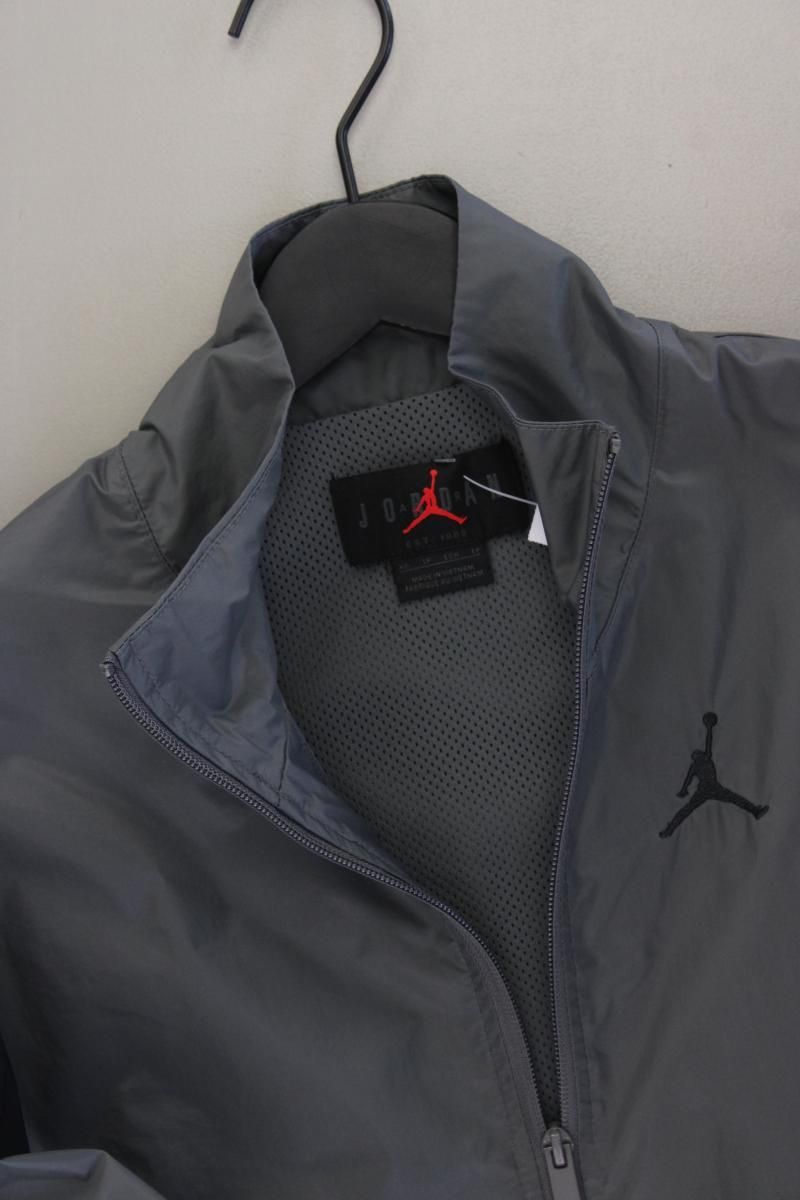 Jacken: Nike Jordan Jacke Gr. XS neuwertig grau – Neu (gemäss Beschreibung) aus Neustadt an der Waldnaab von SecondLifeFashion 1
