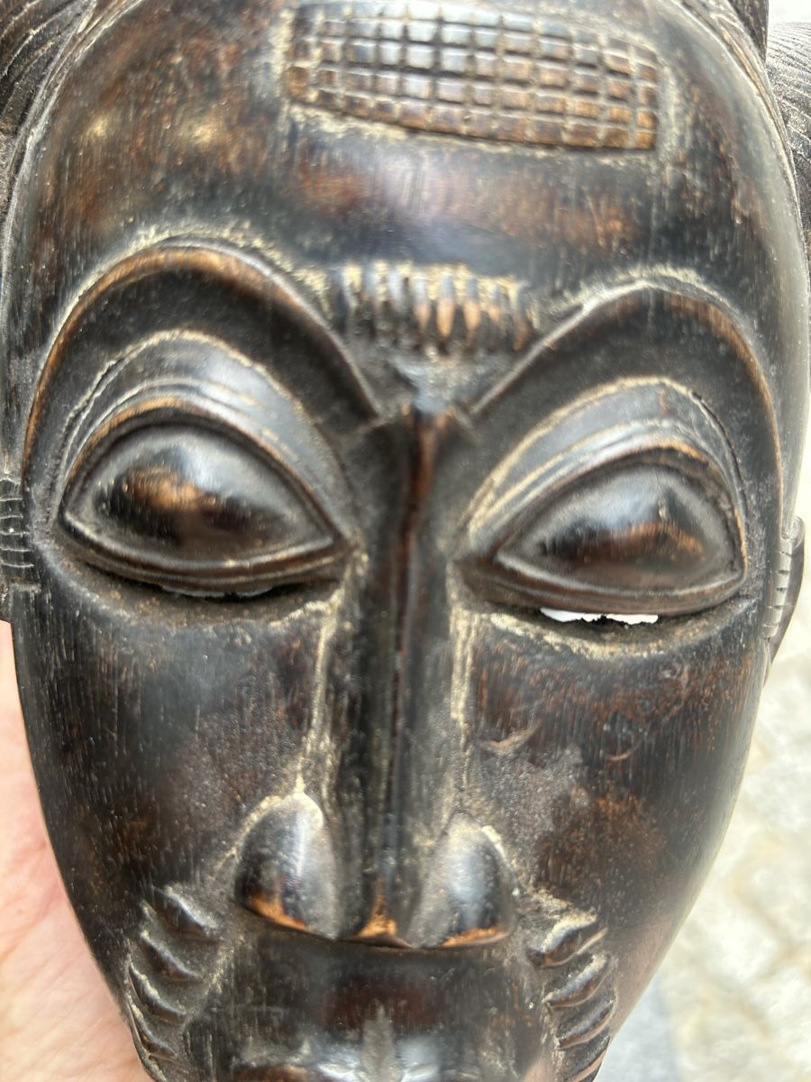 Internationale Kunst: Afrikanische Maske aus geschnitztem Holz – Gebraucht aus Losone von del_yh97 7