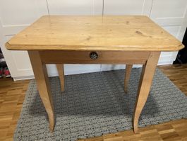 Holztisch mit Schublade, ideal für kleine Räume!