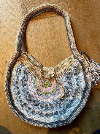 Handmade: gehäkelte Handtasche in Pastelltönen