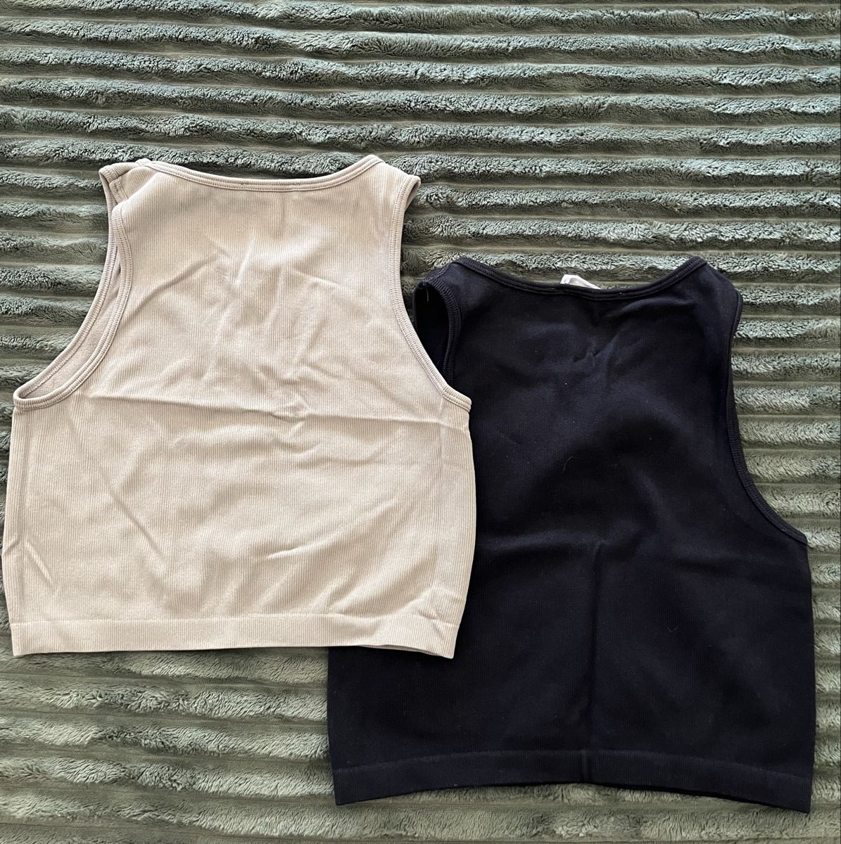 Pull&Bear Lotti di vestiti: Lot de deux débardeurs Pull&Bear – Usato da Lausanne venduto da mprevst 1