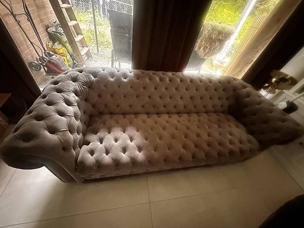 Divani: Chesterfield Sofa  – Usato da Burgdorf venduto da N.O.C. 2