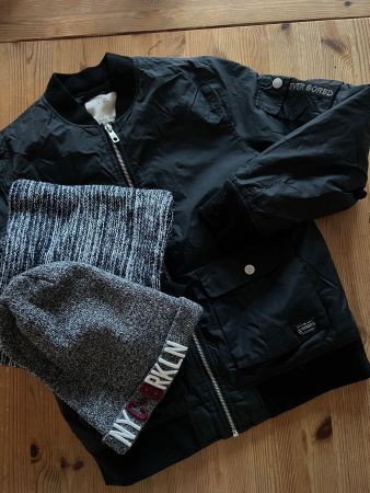 Zara Jungen Coole Übergangsjacke Bomberjacke Mütze Gr. 140