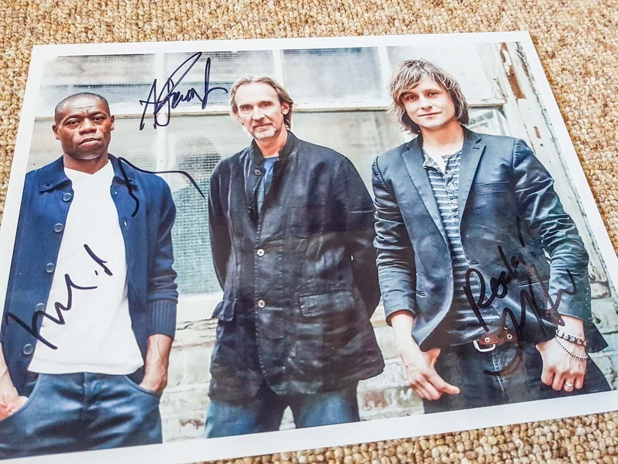 Autografi: Mike + the Mechanics - Autogramm Foto – Usato da Kaisten venduto da Simpsons4