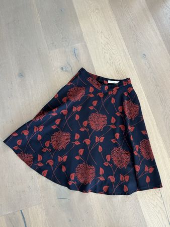 Rock blau mit Blumen rot Gr. L (40 / 42) 
