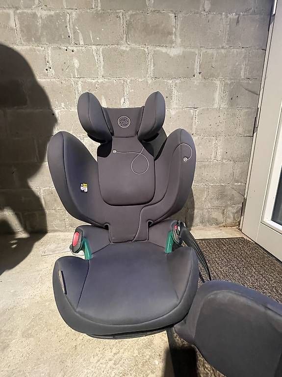 Peg Perego Seggiolini per auto: Siège enfants évolutif avec bouclier isofix – Usato da la chaux-de-fonds venduto da arm_7fm6 3